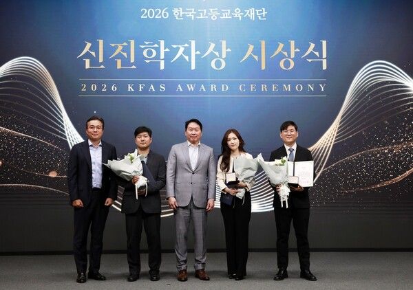 최태원 SK회장 겸 한국고등교육재단 이사장이 22일 서울 강남구 한국고등교육재단(KFAS) 빌딩에서 열린 신진학자상 수상자들과 기념촬영을 하고 있다. /SK
