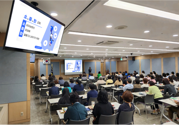 삼성생명은 3대 대외민원 감축 캠페인의 일환으로 소비자보호실 임직원이 영업 현장을 방문, 민원 예방교육을 펼치고 있다. /삼성생명