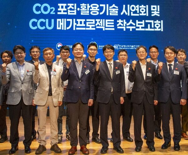 LG화학 CTO 심규석 전무(왼쪽에서 3번째)와 김노마 기반기술 연구소장(왼쪽에서 1번째)이 한국에너지기술연구원에서 열린 ‘CO₂ 포집·활용(CCU) 기술 시연회 및 CCU 메가프로젝트 착수보고회’에 참석해 기념 촬영을 하고있다. /LG화학