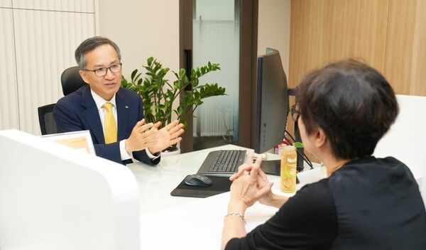 정문철&nbsp;KB라이프 대표이사(왼쪽)가 지난&nbsp;23일&nbsp;KB라이프타워 고객플라자에서 고객과 상담하며 의견을 청취하고 있다. /KB라이프