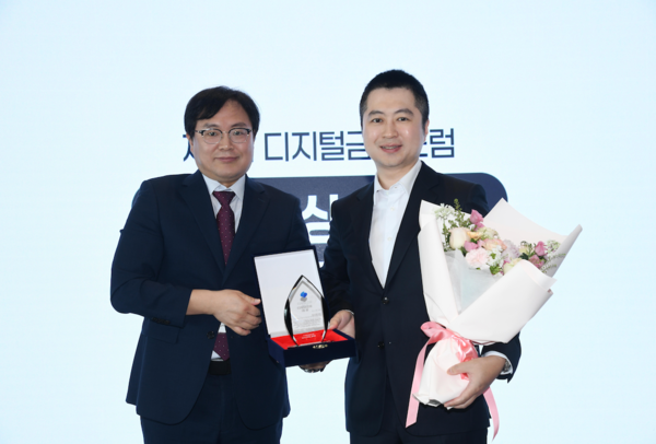 제7회 디지털금융포럼에서 토스뱅크가 ‘디지털금융 대상’을 수상했다. 사진은 김호원 디지털금융포럼 공동대표가 박준하 토스뱅크 최고기술책임자에게 상을 수여하는 모습 /토스뱅크