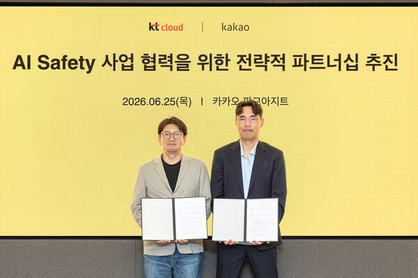 AI Safety 협력을 위한 협약식 기념 사진. (우측부터) kt cloud 공용준 Cloud본부장, 카카오 김세웅 AI시너지 성과리더 [사진=KT cloud] (포인트경제)