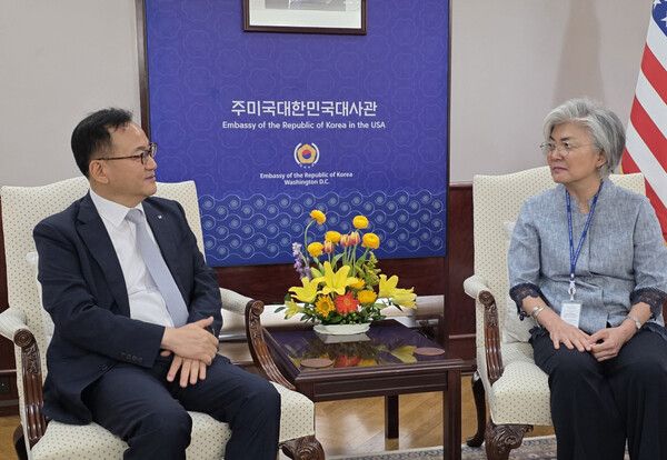 주미국대한민국대사관에서 명노현 LS 부회장(왼쪽)과 강경화 주미한국대사가 한미 전략산업 발전을 위한 협력 방안을 논의하고 있다 / ㈜LS