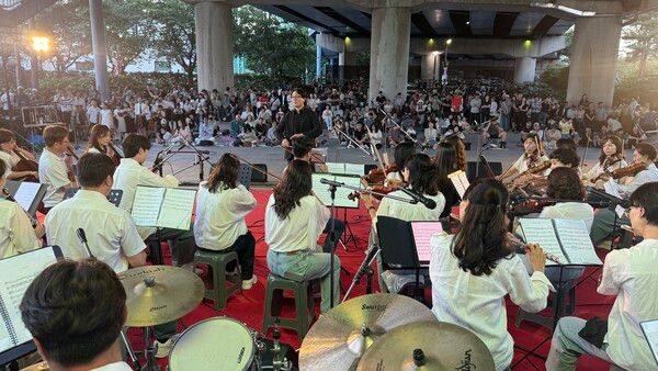 27일, 포항 철길숲에서 포스필하모닉의 찾아가는 연주회가 열렸다. 사진=포스코 포항제철소(포인트경제)