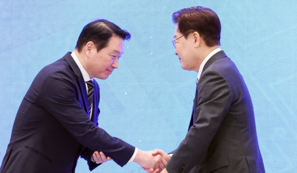 이재명 대통령과 최태원 SK 회장이 29일 청와대 영빈관에서 열린 ‘대한민국 대도약 3대 메가프로젝트 국민보고회’에서 악수하고 있다.