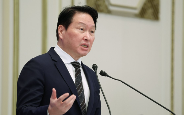 최태원 SK그룹 회장이 29일 청와대에서 이재명 대통령 주재로 열린 3대 메가프로젝트 국민보고회에서 투자계획을 발표하고 있다. /연합뉴스