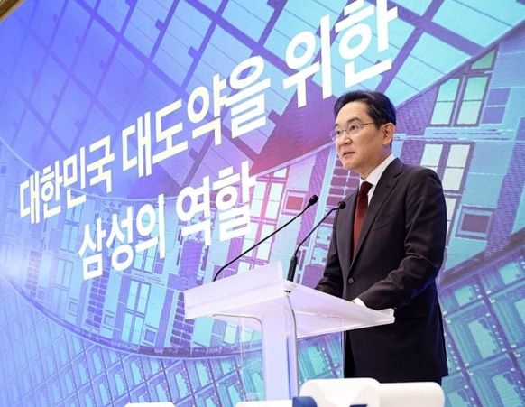 이재용 삼성전자 회장이 29일 청와대에서&nbsp;이재명&nbsp;대통령 주재로 열린 3대 메가프로젝트 국민보고회에서 투자계획을 발표하고 있다. /연합뉴스
