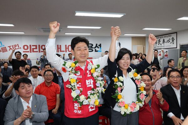 박용선 포항시장 후보가 민선 9기 포항시장으로 당선을 확정 되는 순간 장재필 여사와 함께 기쁨을 나누고 있다. 사진=박용선 포항시장 당선인(포인트경제)