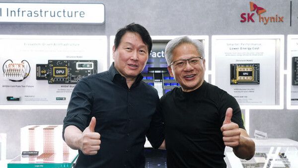 컴퓨텍스 SK하이닉스 전시 부스를 찾은 최태원 회장(왼쪽)과 젠슨 황 CEO(오른쪽). /사진=SK하이닉스 제공