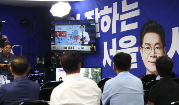 4일 오전 서울 중구 세종대로 정원오 더불어민주당 서울시장 후보 선거상황실에 설치된 모니터에 오세훈 국민의힘 서울시장 후보의 역전 소식을 전하는 뉴스가 나오고 있다. /사진=뉴시스
