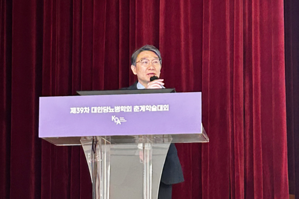 김신곤 고려대학교 의과대학 내분비내과 교수가 대한당뇨병학회에서 아시아인 특화&nbsp;'ENVELOP'&nbsp;연구를 통해&nbsp;'엔블로'의 심혈관·신장·대사(CKM)&nbsp;통합 관리 효능과 안정적인 중간 분석 결과를 발표하고 있다. /대웅제약 제공