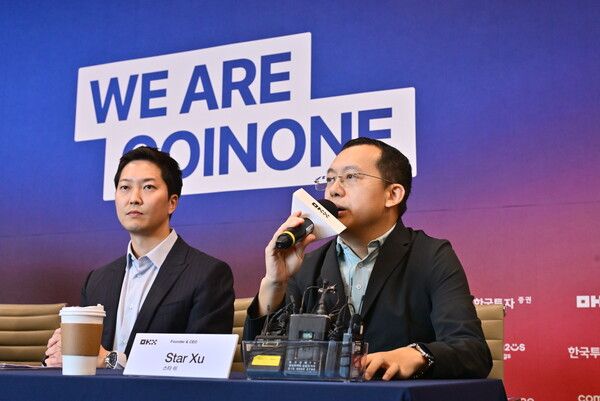 스타 쉬(Star Xu) OKX Founder & CEO가 4일 오전 서울 여의도에서 열린 공동 기자간담회에서 질문에 답변하고 있다. 왼쪽은 차명훈 대표&nbsp;/OKX 제공