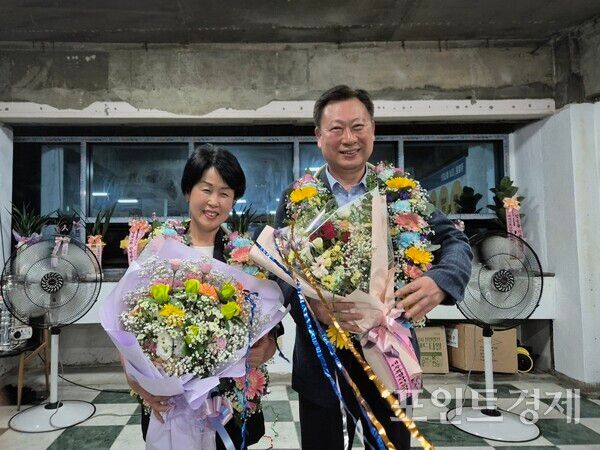 더불어민주당 김철훈 부산 영도구청장 당선인이 배우자와 함께 당선의 기쁨을 나누고 있다. (사진=윤선영) ⓒ포인트경제