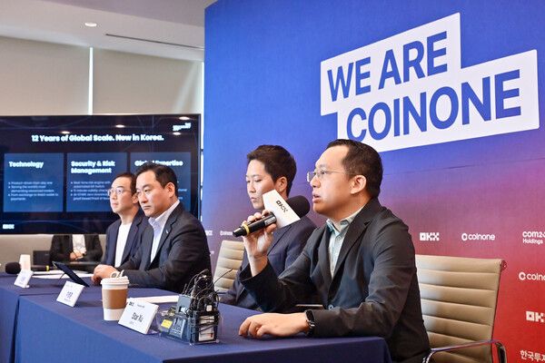 스타 쉬(Star Xu) OKX Founder & CEO가 4일 오전 서울 여의도에서 열린 공동 기자간담회에 참석해 한국 시장 투자 배경과 규제 준수 원칙을 설명하고 있다. 오른쪽에서 두번째는 코인원 차명훈 대표 /OKX 제공