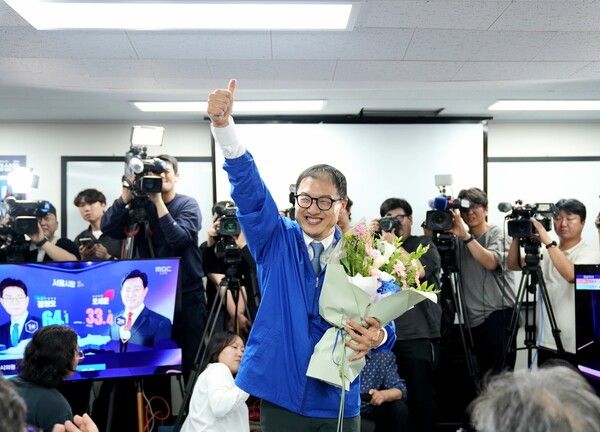 더불어민주당 김상욱 울산시장 당선인이 지난 3일 밤 울산 남구 선거사무소에서 당선이 확실시되자 꽃다발을 받아 들고 엄손가락을 치켜세우며 환호하고 있다. /김상욱 당선인 측 제공
