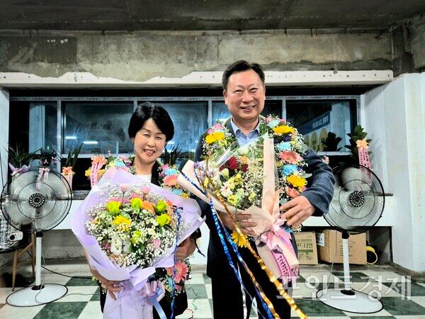더불어민주당 김철훈 부산 영도구청장 당선인(오른쪽)이 지난 3일 밤 배우자와 함께 지지자들로부터 받은 꽃다발을 손에 들고 당선의 기쁨을 나누고 있다. (사진=윤선영) ⓒ포인트경제