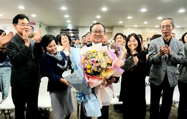 &nbsp;부산교육감 당선인이 지난 3일 밤 부산진구 선거사무소에서 지지자들에게 둘러싸인 채 꽃다발을 안고 환하게 웃고 있다. /김석준 당선인측 제공김석준 부산교육감 당선인이 지난 3일 밤 부산진구 선거사무소에서 지지자들에게 둘러싸인 채 꽃다발을 안고 환하게 웃고 있다. /김석준 당선인 측 제공
