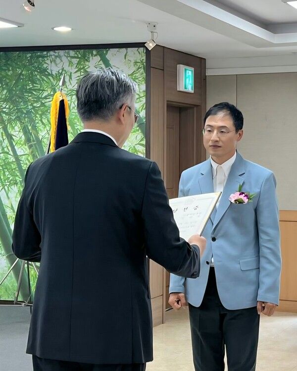 더불어민주당 김상욱 울산시장 당선인이 4일 울산선거관리위원회에서 당선증을 받고 있다. /김상욱 당선인 측
