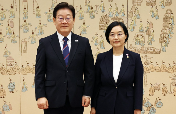 지난해 이 대통령이 한성숙 장관에게 임명장 수여 후 기념촬영을 하는 모습. /사진=연합뉴스