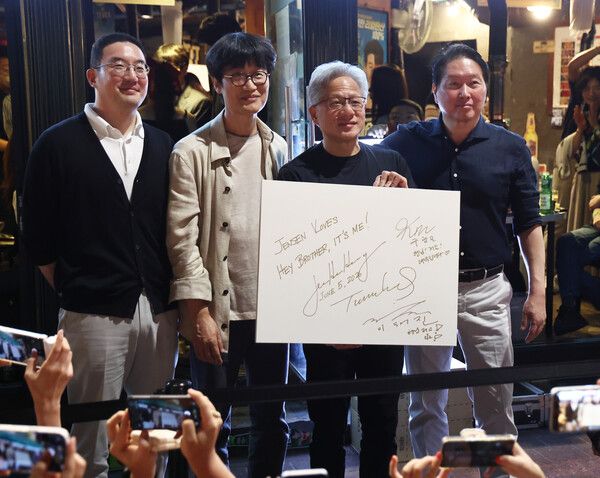 &nbsp;젠슨 황 엔비디아 최고경영자(CEO)가 지난 5일 서울 마포구 홍대 인근 음식점에서 최태원 SK그룹 회장, 구광모 LG그룹 회장,&nbsp;이해진&nbsp;네이버 의장과 '삼소(삼겹살·소주) 회동'을 하고 있다. [사진=연합뉴스] (포인트경제)