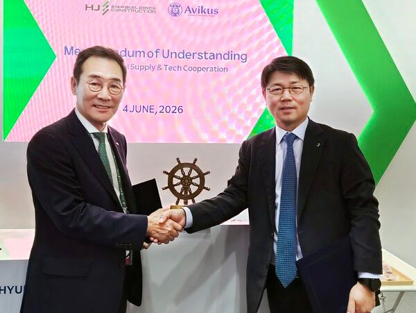 유상철 대표 HJ중공업 대표(왼쪽)와 강재호 HD현대 아비커스 대표가 지난 4일&nbsp;그리스 아테네 메트로폴리탄 엑스포 센터에서 열린 포시도니아(Posidonia) 전시회장에서&nbsp;자율운항 솔루션 공급 및 기술협력을 위한 양해각서(MOU)를 체결한 뒤 기념촬영을 하고 있다. /HJ중공업&nbsp;