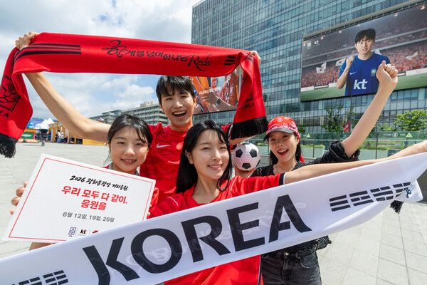 KT임직원이 서울 종로구 광화문에서 월드컵 거리관람 행사와 고객 혜택 프로모션을 알리고 있다.&nbsp;[사진=KT] (포인트경제)