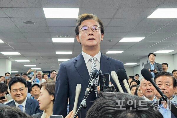 더불어민주당 전재수 후보가 국민의힘 박형준 후보를 최종 득표율 50.52% 대 47.90%, 4만여 표 차이로 누르고 부산시장 당선을 확정지은 뒤 소감을 밝히고 있다. (사진=윤선영) ⓒ포인트경제