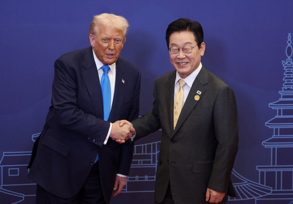 이재명&nbsp;대통령이 지난해 10월 29일 경북 경주 힐튼호텔 그랜드볼룸에서 열린 대통령 주최 정상 특별만찬에 앞서 도널드&nbsp;트럼프&nbsp;미국 대통령을 영접하고 있다. /사진=연합뉴스