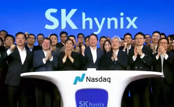 SK하이닉스 ADR 상장식 참석한 최태원 SK 회장, 곽노정 SK하이닉스 대표 등 관계자 /SK하이닉스 유튜브 갈무리