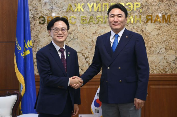 김정관 산업통상부 장관이 10일(현지 시간) 몽골 울란바타르에서 건거르 담딘냠 몽골 산업광물자원부 장관과 면담하기 앞서 기념촬영 하고 있다. /뉴시스