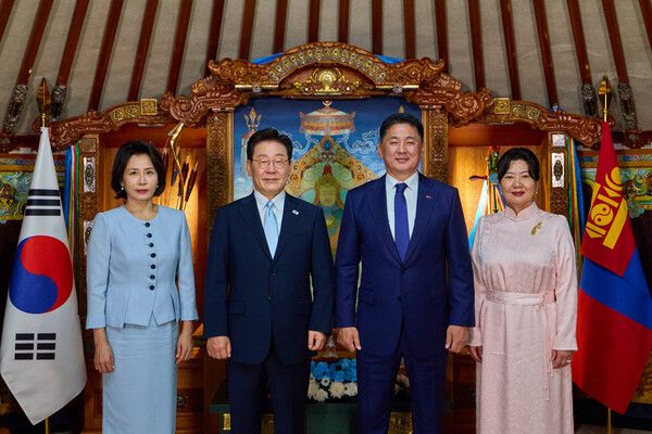 몽골을 국빈 방문한 이재명 대통령과 김혜경 여사가 9일(현지 시간) 울란바타르 정부청사 게르에서 오흐나 후렐수흐 몽골 대통령과 룹산도르진 볼로르체체그 여사와 기념촬영을 하고 있다.