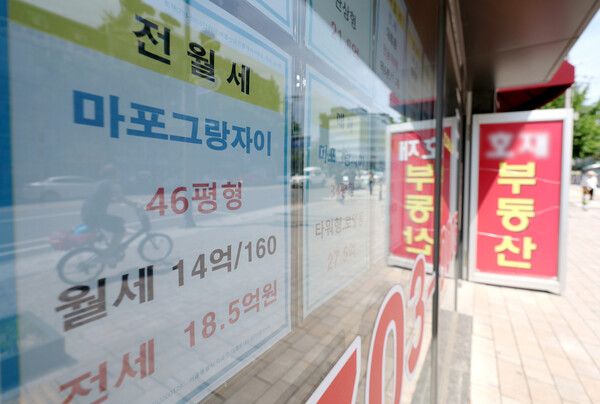 지난달 서울 시내의 한 부동산에 매물정보가 표시되어 있다.​​​​​​​ /뉴시스