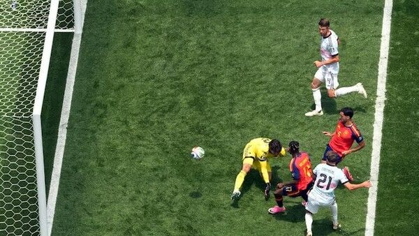 미켈 메리노가 후반 막판 결승골을 성공시키며 스페인의 2-1 승리를 이끌고 있다/FIFA 홈페이지 갈무리(포인트경제)