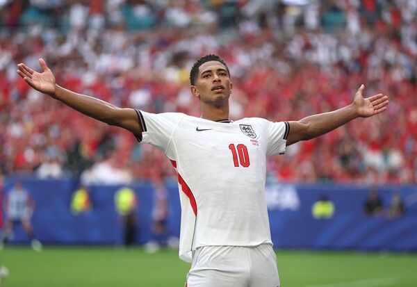 벨링엄이 연장 전반 3분 역전골을 터뜨린 뒤 두 팔을 벌리며 환호하고 있다/FIFA 홈페이지 갈무리(포인트경제)