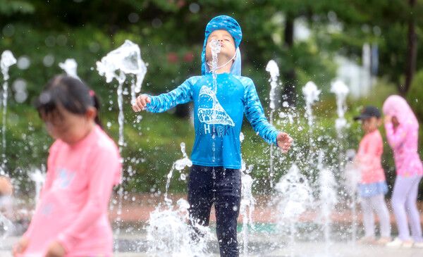 &nbsp;12일 경북 경산시 남매근린공원 바닥분수에서 어린이들이 물놀이를 하며 더위를 식히고 있다. /뉴시스