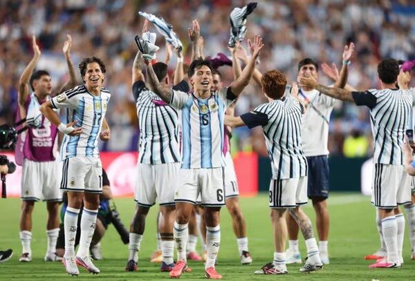 아르헨티나가 스위스를 꺾고 월드컵 4강 진출을 확정한 뒤 기뻐하고 있다/FIFA 홈페이지 갈무리(포인트경제)