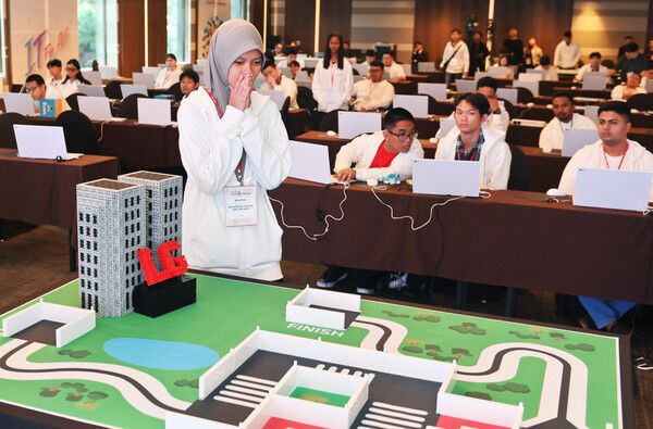 지난해 APEC 정상회의 부대행사로 열린 '2025 글로벌장애청소년IT챌린지(GITC) 세계대회'에서 참가자들이 자율주행차 프로그래밍 종목에 참가한 모습. /LG전자