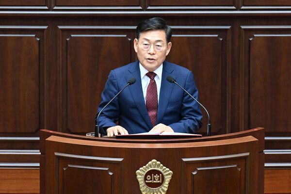  ​​박종철 국민의힘 원내대표가&nbsp;14일 열린 제338회 임시회 첫 연설에서&nbsp;전재수 시정을&nbsp;향해 협치의 손길을 내밀면서도 정파적 독주에는 엄정 대응하겠다는 원칙을 천명하고 있다. /부산시의회