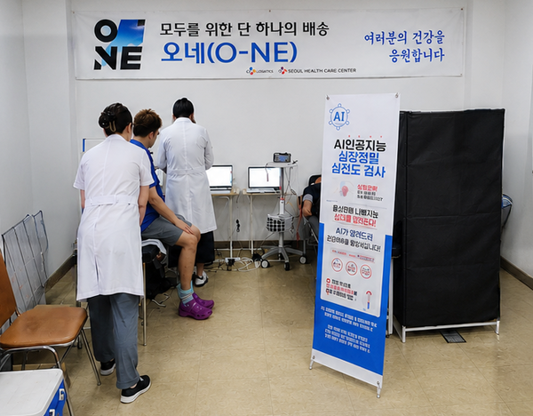CJ대한통운이 실시하는 현장 순회 건강검진에서 한 택배기사가 AI 심전도 검사를 받고 있다. /CJ대한통운