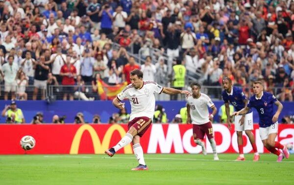 스페인의 미켈 오야르사발이 전반 22분 페널티킥으로 선제골을 터뜨리고 있다/FIFA 홈페이지 갈무리(포인트경제)
