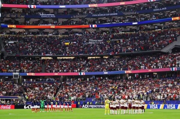2026 북중미 월드컵 준결승전을 앞두고 프랑스와 스페인 선수들이 경기장에 도열해 있다/FIFA 홈페이지 갈무리(포인트경제)