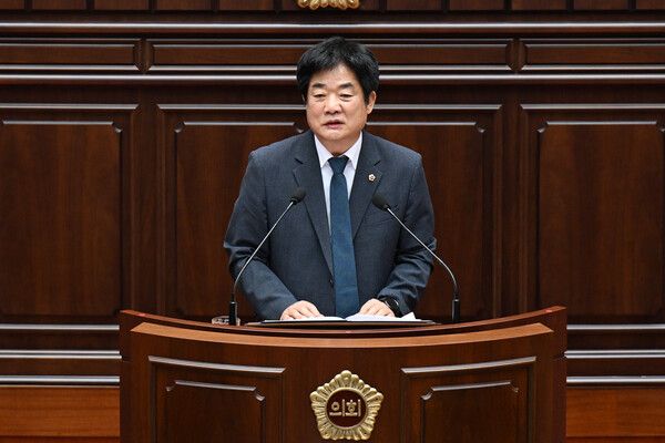 부산시의회 더불어민주당 한갑용 원내대표가 ​14일 오전 열린 제338회 임시회 자유발언대에서&nbsp;부산의 미래를 위한 초당적 협력을 강조하고 있다. /부산시의회
