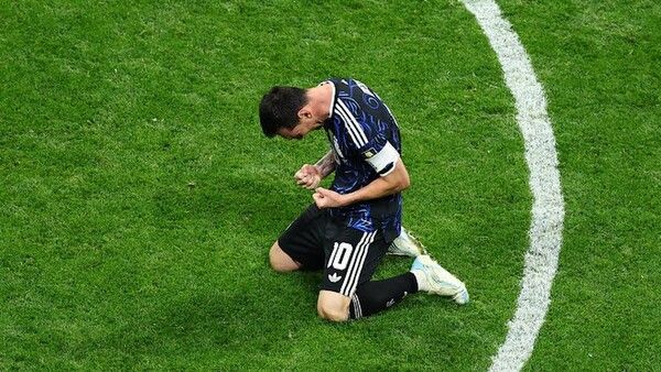 리오넬 메시가 잉글랜드전 역전승이 확정된 뒤 승리의 기쁨을 표현하고 있다/FIFA 홈페이지 갈무리(포인트경제)