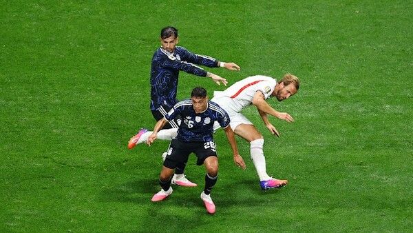 잉글랜드 해리 케인이 아르헨티나 수비수들과 치열한 몸싸움을 벌이고 있다/FIFA 홈페이지 갈무리(포인트경제)