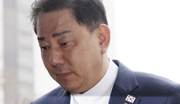 정치자금법 위반 등 각종 비위 의혹을 받는 김병기 무소속 의원이 지난 4월 10일 서울 마포구 공공범죄수사대에서 열린 7차 피의자 조사에 출석하고 있다. /뉴시스