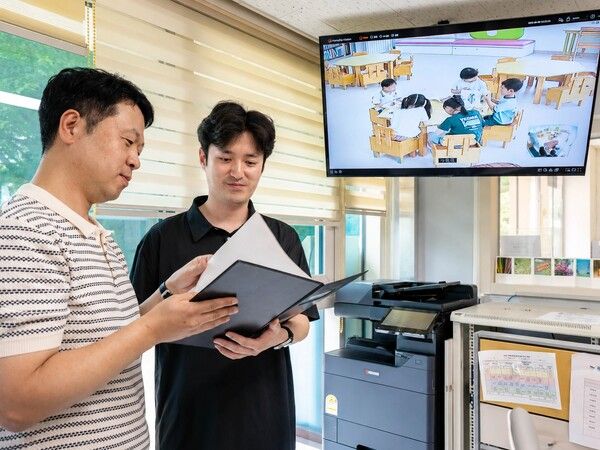 인천 ‘동심원’ 사무실에서 근무하는 직원들이 한화비전 CCTV로촬영 중인 아이들의 학습 공간을 모니터로 보며 회의하고 있다. /한화비전