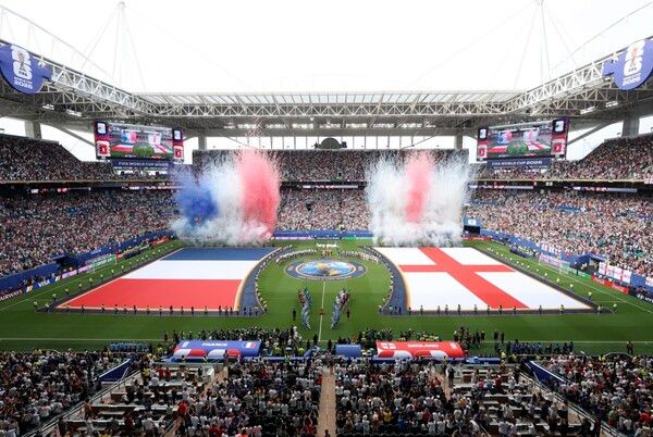 프랑스와 잉글랜드의 대형 국기가 펼쳐진 가운데 양 팀 선수들이 입장을 준비하고 있다/FIFA 홈페이지 갈무리(포인트경제)