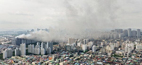19일 인천 서해구 석남동 쿠팡32물류센터에서 연기가 계속 피어오르고 있다. /뉴시스
