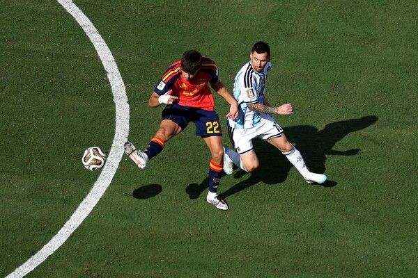 스페인의 미켈 메리노가 리오넬 메시와 공을 다투고 있다/FIFA 홈페이지 갈무리(포인트경제)