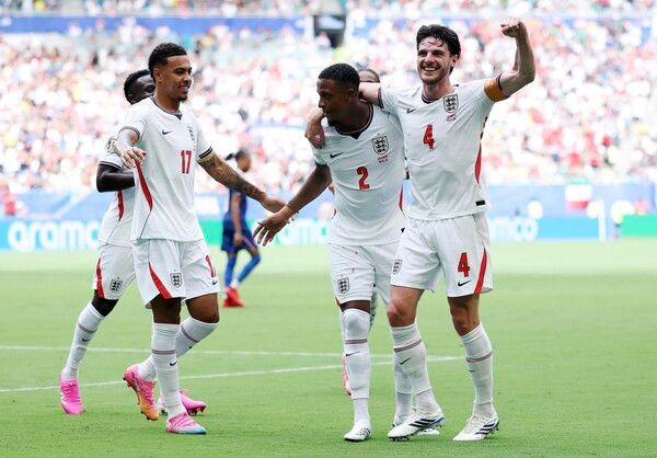 잉글랜드의 콘사 선수가 추가골을 터뜨린 뒤 동료들의 축하를 받고 있다/FIFA 홈페이지 갈무리(포인트경제)